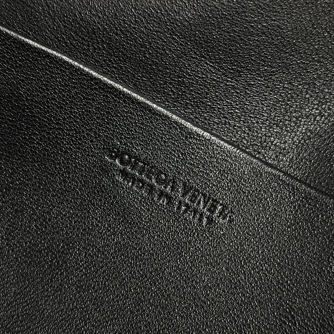 Batch 1360 Bottega Veneta 24 spring and summer woven zipper crossbody bag. A crossbody bag that can be used as a cosmetic bag. The exquisite weaving and compact body are an indispensable accessory for the upcoming summer. The double zipper also better protects the bag. It has a large capacity. If you like it, don’t miss it. Style number: 789109 Size: 22*12.5*5cm